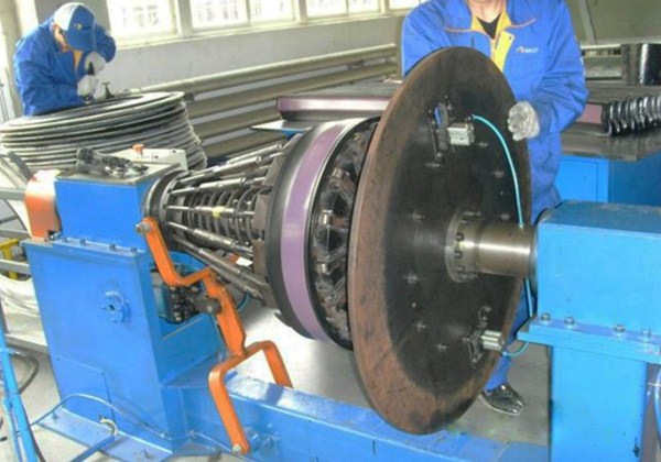 青岛米兰游戏官网机械 三角胶贴合机——轮胎制造好搭档！